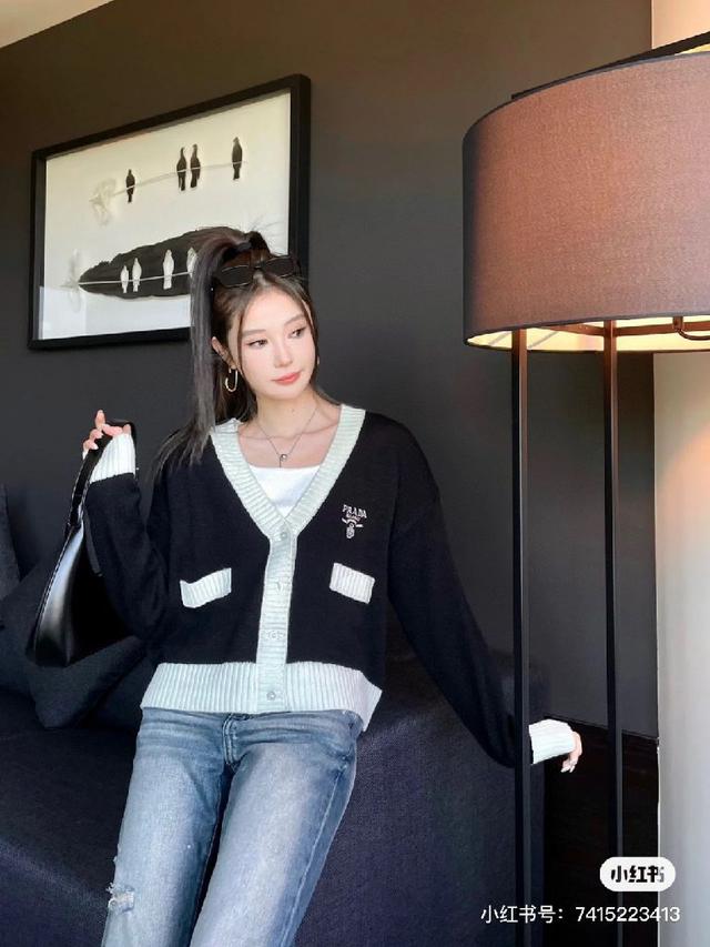 119，YS11295#P家新款刺绣字母开衫 黑白撞色