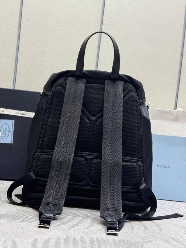 可拆卸短肩带，翻盖和侧面有拉链口袋金属硬件