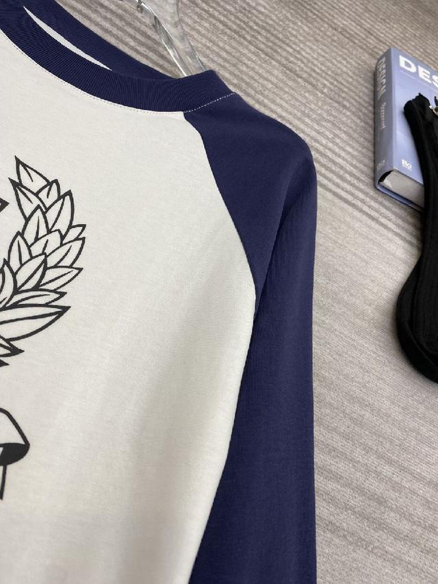 宽松的版型 舒适不挑人穿着 复古插肩袖拼接设计