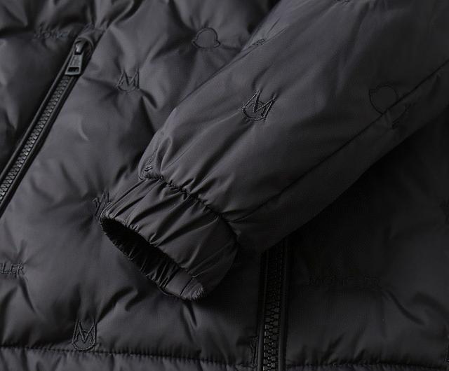 秋冬新款羽绒服。这款号称羽绒服届最贵的，全部90绒的