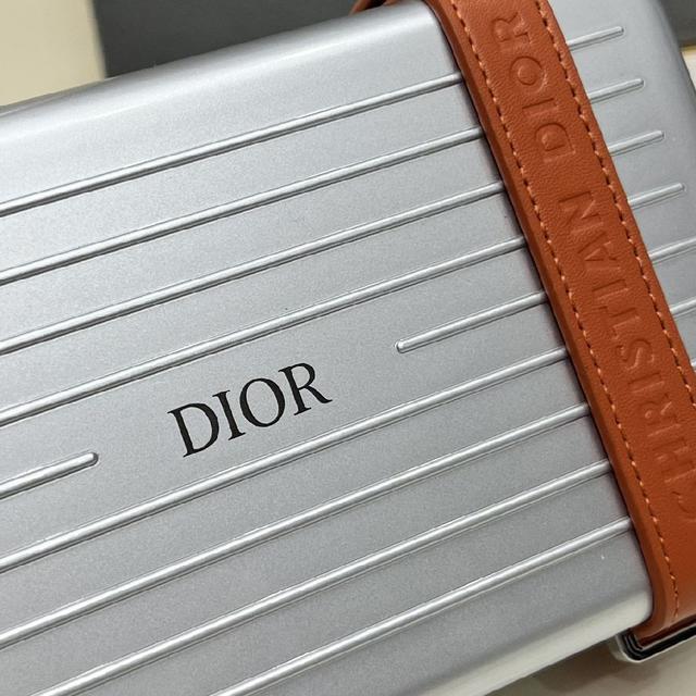 Rimowα被巨头收购，感觉档次又提高了一个度，尤其是实物小盒子采用