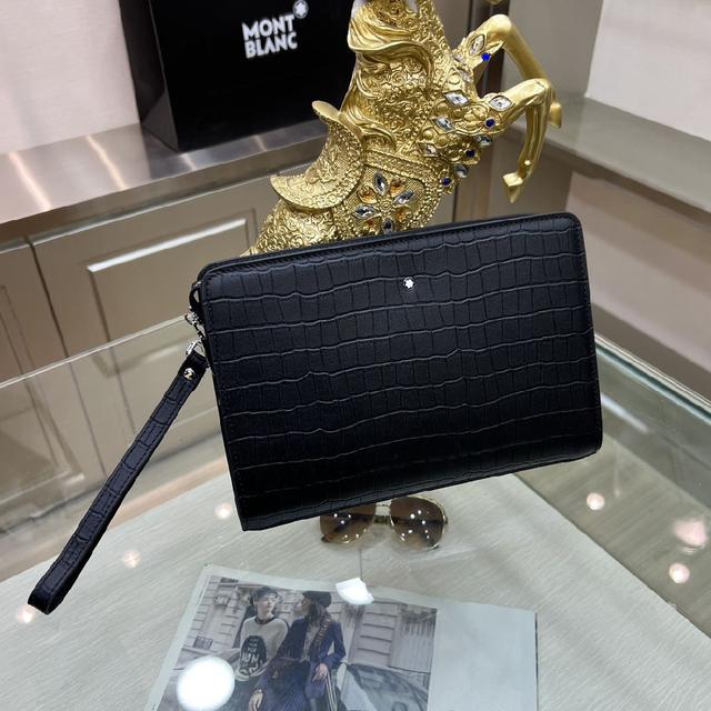 而且品质也非常精细，采用进口牛皮，半定型设计，简单大气的logo