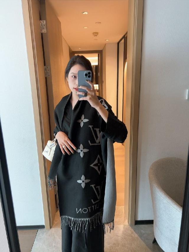 VUITTON PARIS有李小璐霍思燕同款 lv羊绒围巾披肩，