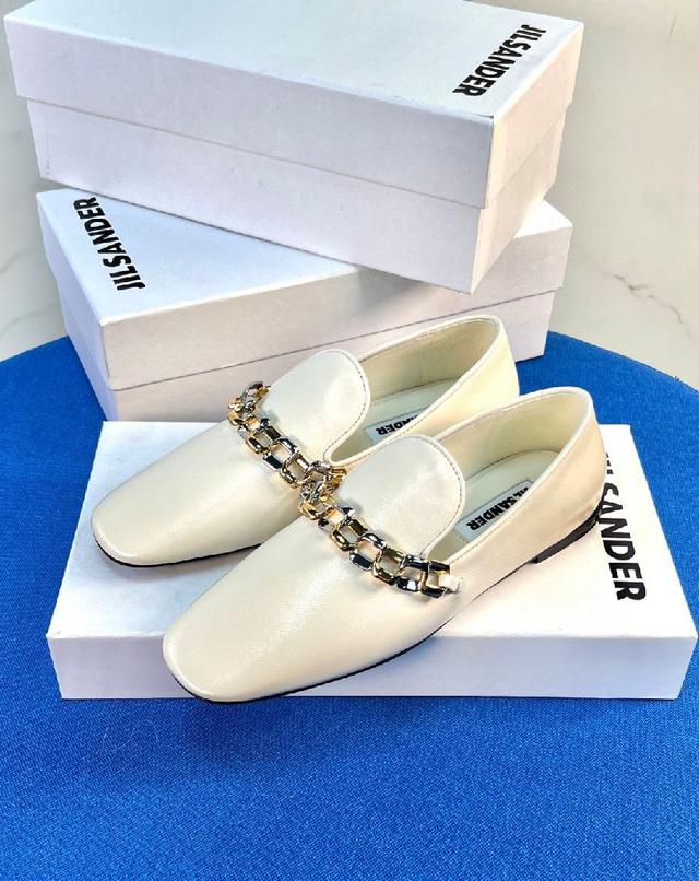 经典高雅牛皮材质，柔软细腻，易搭配优雅头型