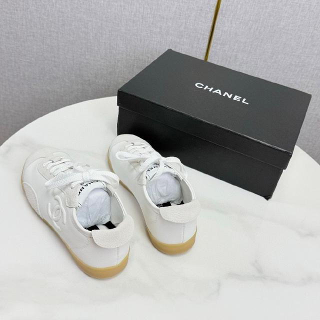 利落线条勾勒出法式摩登 踮脚夹脚版型贴合足型