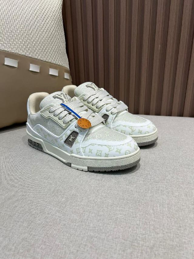 Trainer Maxi将成衣系列的宽松廓形引入VirgilAbloh笔下的Trainer设计