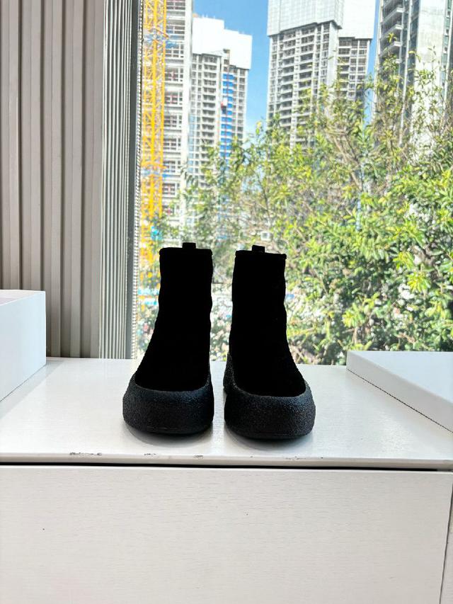 这款鞋融合了复古、轻奢的风格，既可以为日常穿搭增添亮点