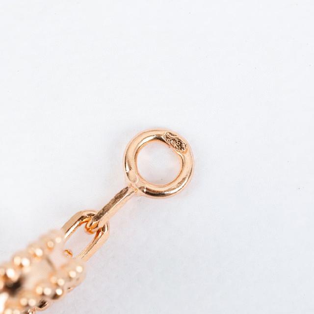 我们的顶级终极版本采用的是纯银材质，再到表层电镀超厚的真金电镀层，