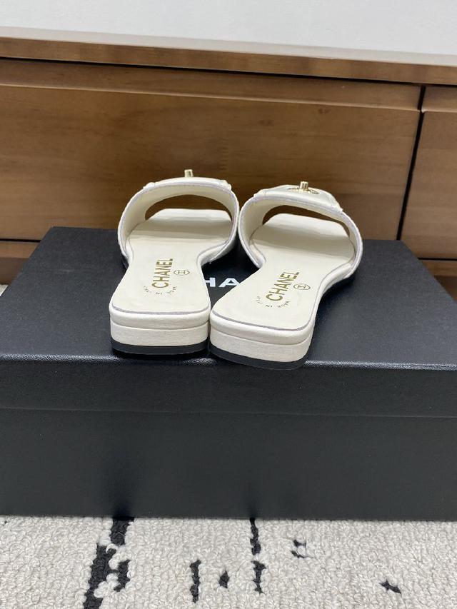这双拖鞋便成了法式优雅的新注脚 经典从不是墨守成规 而是复刻的心动