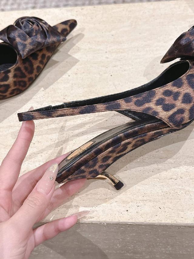 经典高雅牛皮材质，柔软细腻，易搭配优雅头型