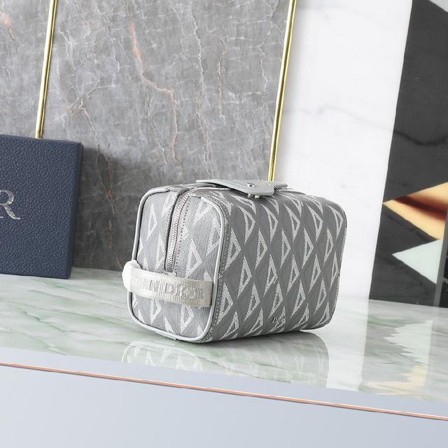 采用迪奥灰 CD Diamond 图案帆布精心制作，从 Dior 档案汲取灵感