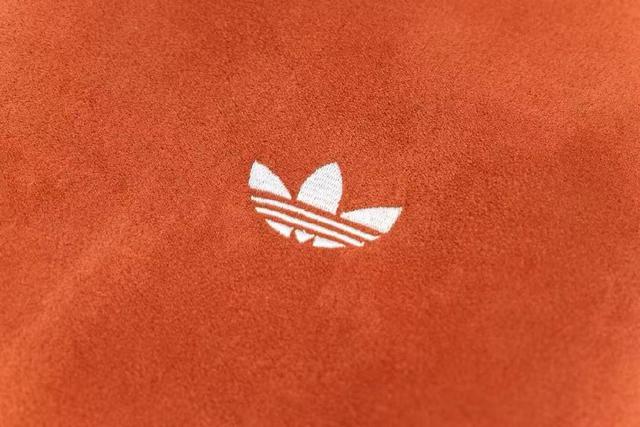 上身柔软舒适，🫵🏻胸前经典刺绣三叶草logo，纯手工滴胶盘扣加上拉链门襟
