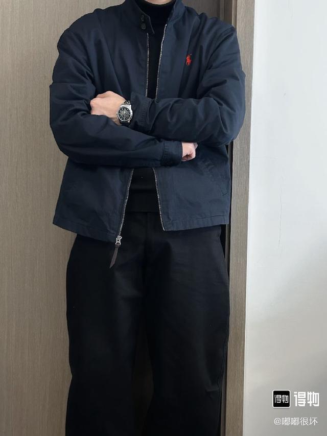 流元素完美融合，非常适合中性 穿搭。外套的面料质感十分出色
