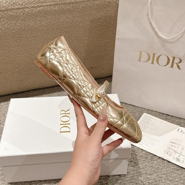 迪奥 Dior 芭蕾鞋以 Dior 的高订美学，重新演绎经典风格