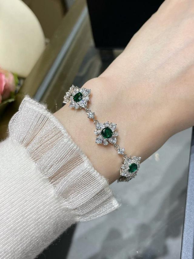 八花祖母绿手链，实在是太飙了，怎么搭怎么好看