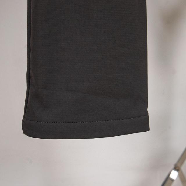 本款长袖上衣选用柔软棉质法兰绒重