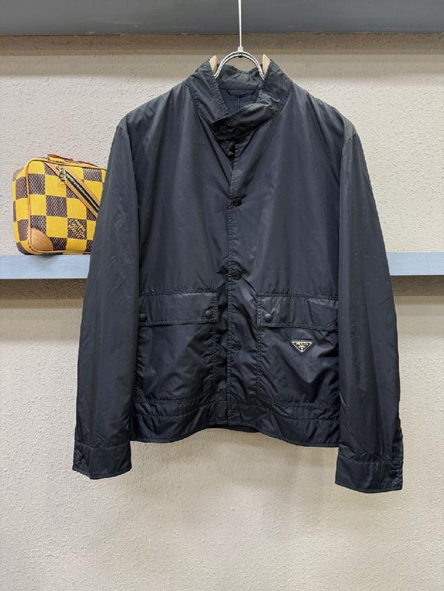 面料选用日本东丽公司订制面料（一线奢侈品成衣御用面料商）具备防水防风特性