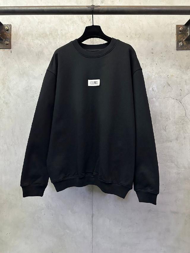 这款卫衣采用黑色棉质起绒面料精心制作。柔软舒适，胸前饰以同色调 CD Icon