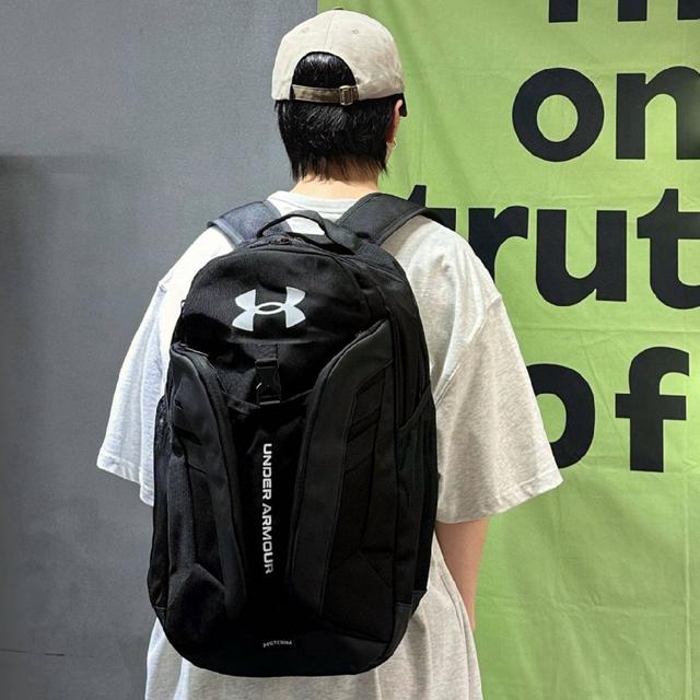 UA安德玛拼接侧logo双肩包篮球包男女情侣款书包。