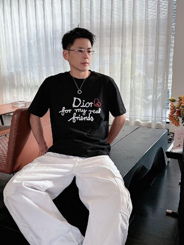 质感非常细腻，细节工艺精湛考究，专柜级别精致车线，做工精细