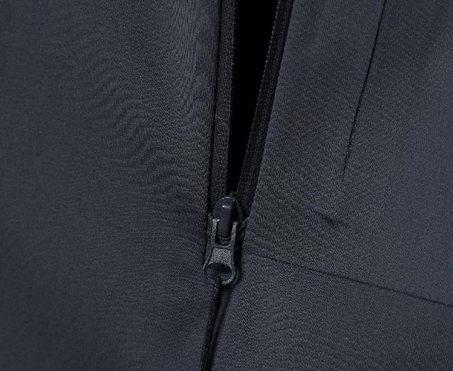 始祖鸟新款立领拼色长袖， 高周波压标logo干净舒适，