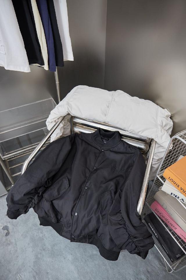 采用经典Monogram老花图案，结合绿、藏青相间的条纹设计