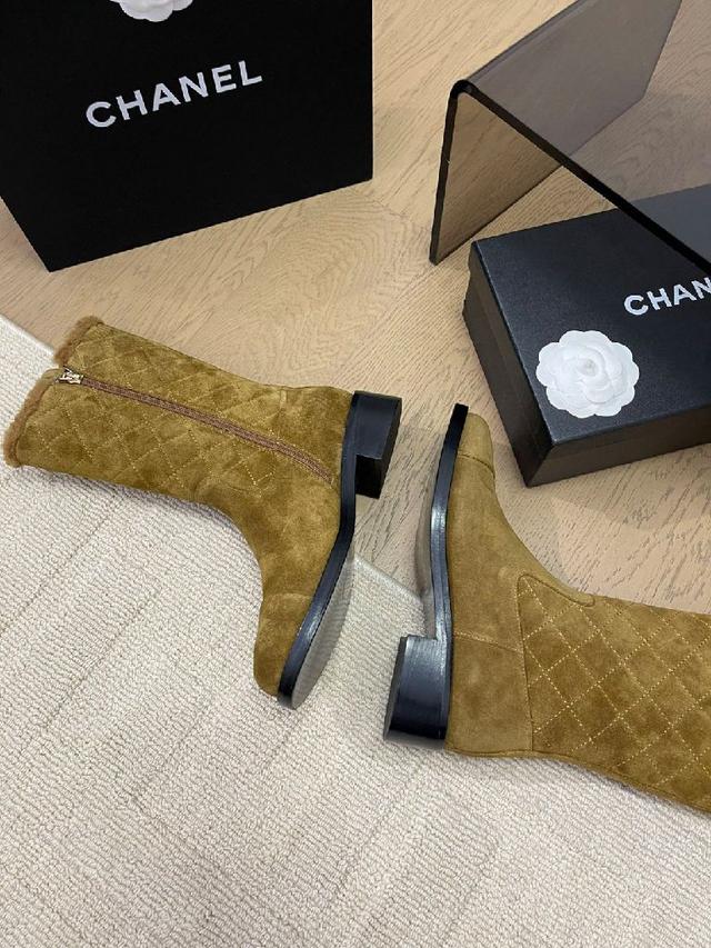 Charm款式，配有精致的皮革鞋底，是温暖季节的理想之选。