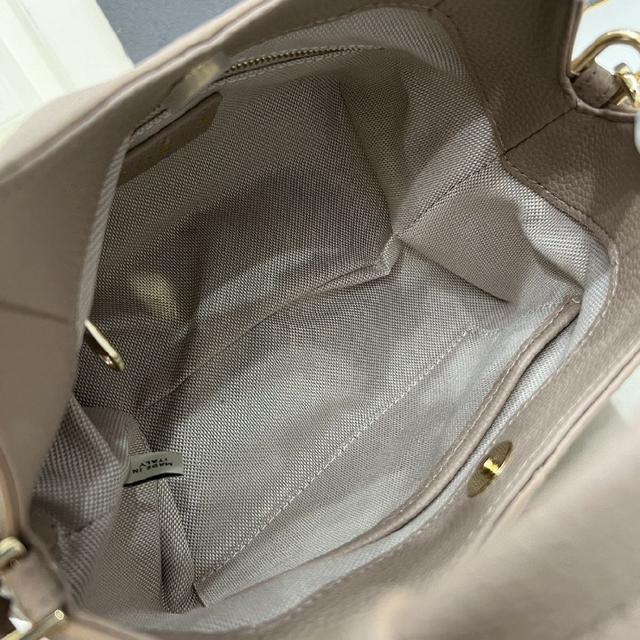 斜跨包／手提包，休闲百搭款，没有花里胡哨的装饰，简约大方