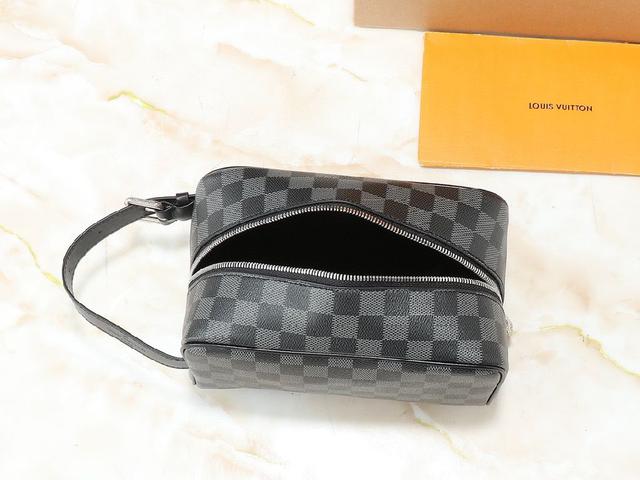 Locker Dopp Kit 盥洗袋取材 Monogram 帆布，融汇当代潮流和典雅格调