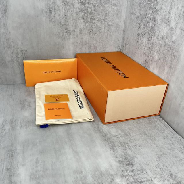 Louis Vuitton 23ss Rivoli 运动鞋为柔软牛皮革压印经典