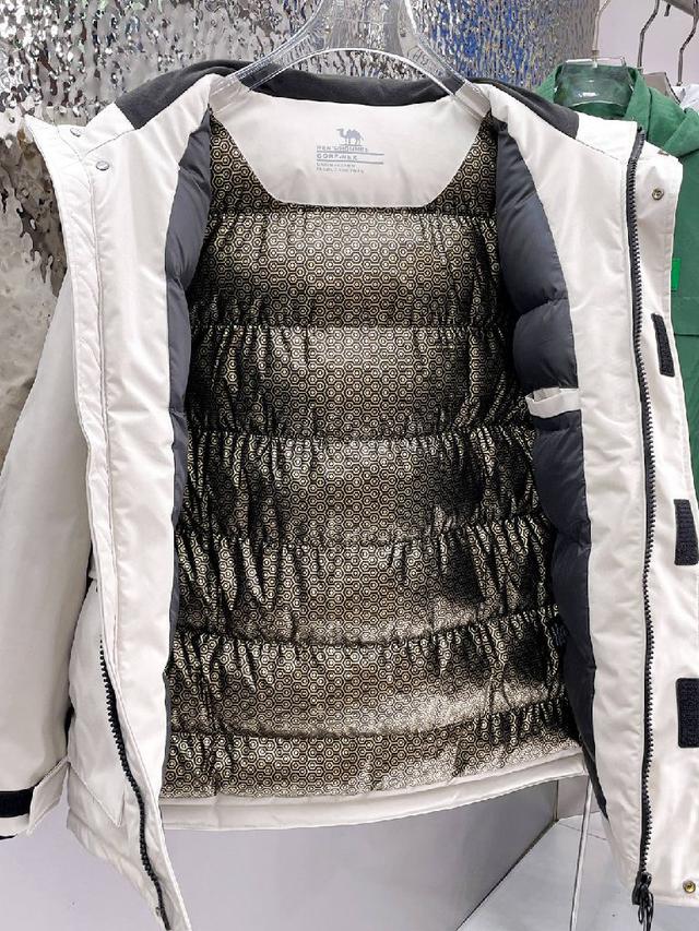 官网款2025秋冬新款羽绒服。这款号称羽绒服届最高端的