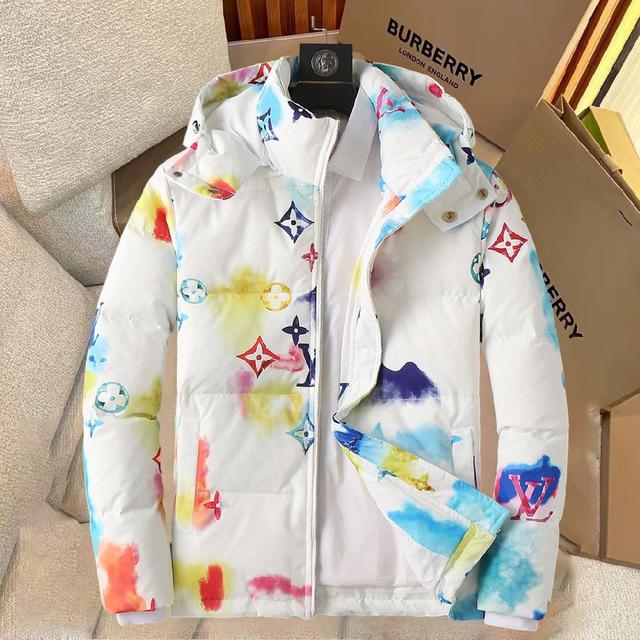 新款羽绒服。这款号称羽绒服届最贵的，全部90绒的。