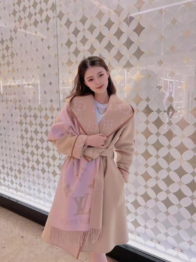 VUITTON PARIS有李小璐霍思燕同款 lv羊绒围巾披肩，