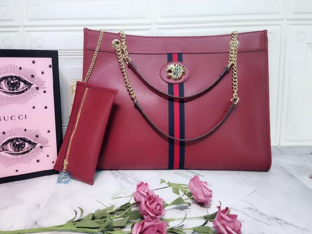 这款独特的手提包 被称为“take-out clutch”小羊皮材质 卷边折叠盖内部卡扣