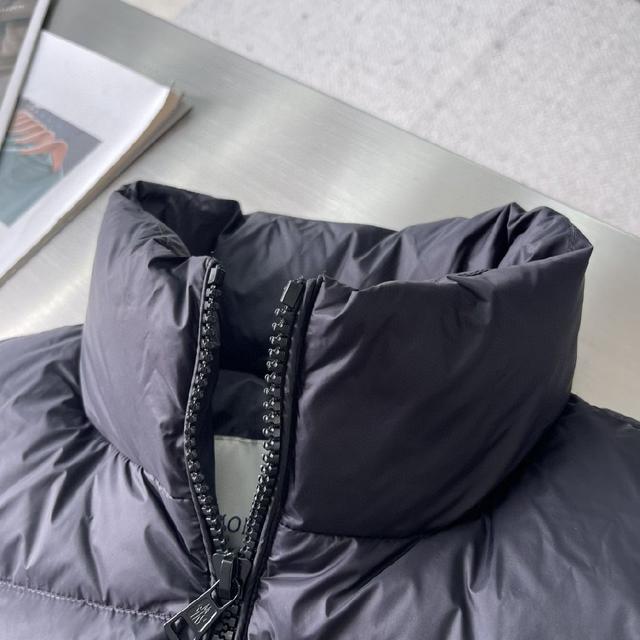 相当于哑光质感的maya，柔软亲肤的原版面料和90绒填充 是冬天保持