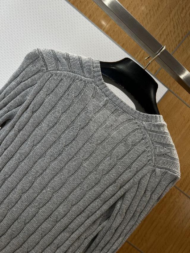 修饰颈部线条，利落显瘦且适配多种叠穿造型，既能单穿彰显随性，也能内搭衬衫打造通勤质感；