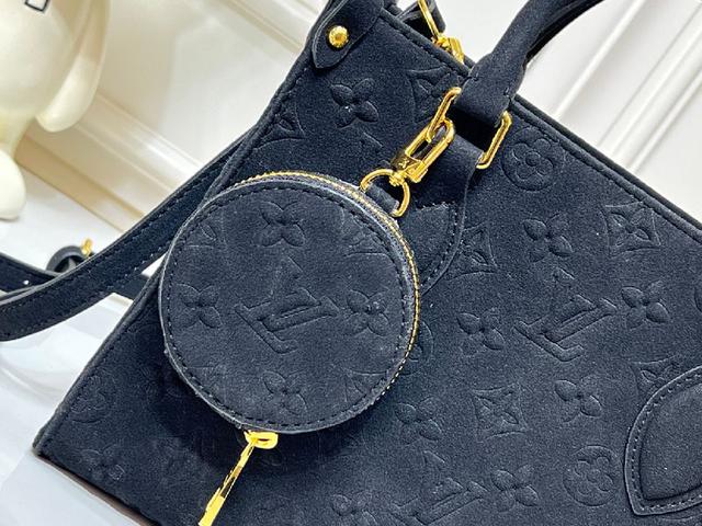 紫色 OnTheGo 小号手袋出自 Dream 系列，以典雅设计点亮各式造