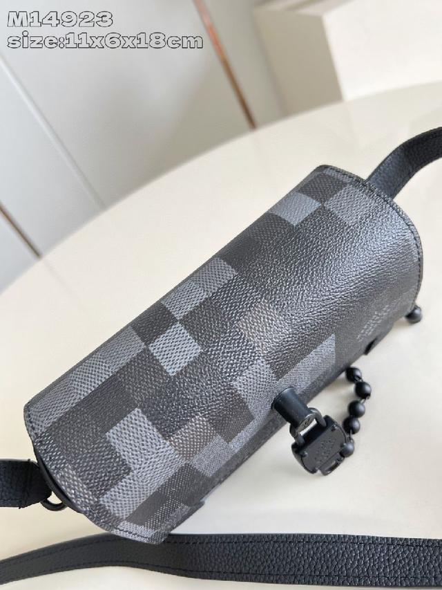 本款 Dopp Kit 盥洗袋以深邃 Damoflage Black 帆布搭