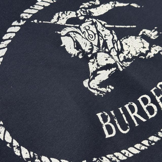 设计前卫时尚！胸前战马骑士标无感印花工艺！