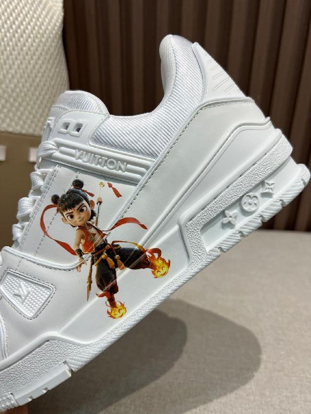 Trainer Maxi将成衣系列的宽松廓形引入VirgilAbloh笔下的Trainer设计