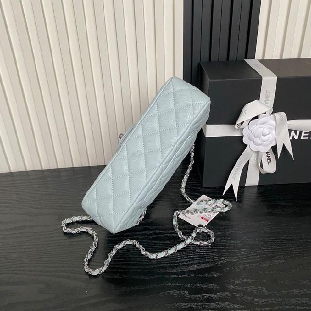 皮质细腻柔软舒适 媲美专柜。2.55是一款配有金属链条的双层翻盖
