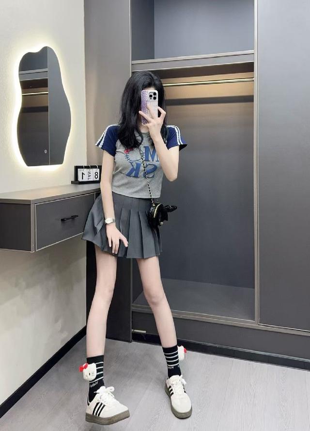 克罗设计恰到好处 胸前马蹄铁logo点缀  后背彩色印花
