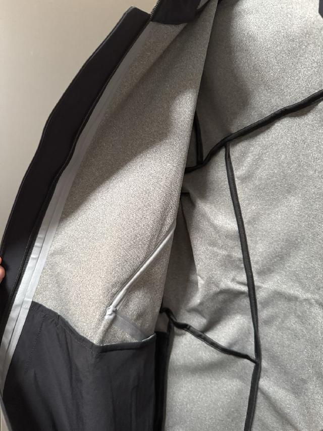 制金属双向拉链，开合顺滑。插肩袖剪裁，提升活动自由度，罗纹袖口与下摆