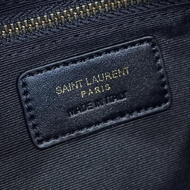 完美结合复古与现代感，堪称本季最令人期待的It Bag之一