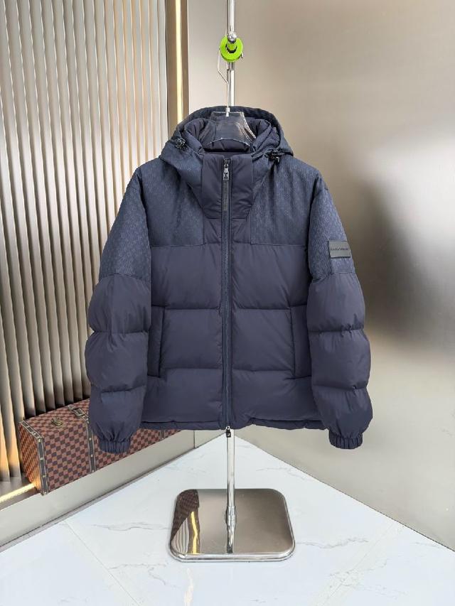 上衣：拉链式开合，胸口处饰经典三角标工艺，罗纹领口➕袖口➕下摆