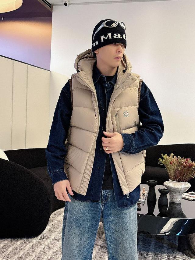在国内羽绒黑色都是走基础风格，可以单穿还可以搭配叠穿