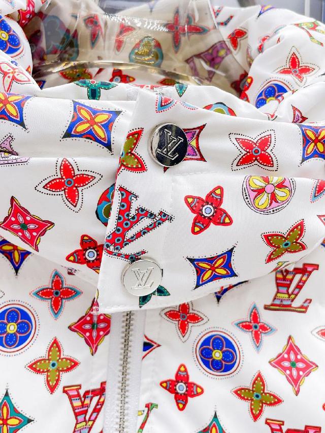 官网款2025秋冬新款羽绒服。这款号称羽绒服届最高端的，全