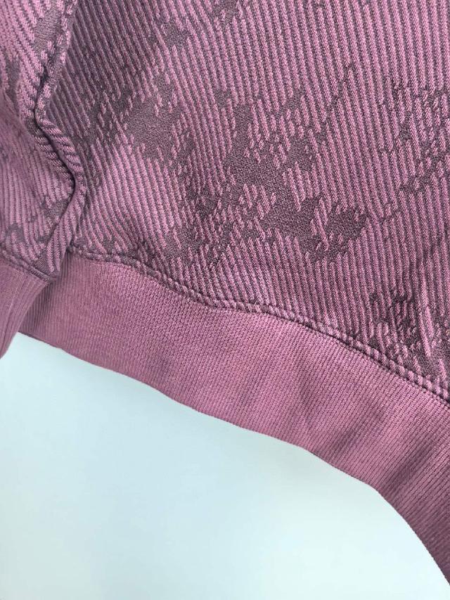 这款T恤极简主义设计和精美细节于一身。Oversize饰边引人联想蒂罗尔