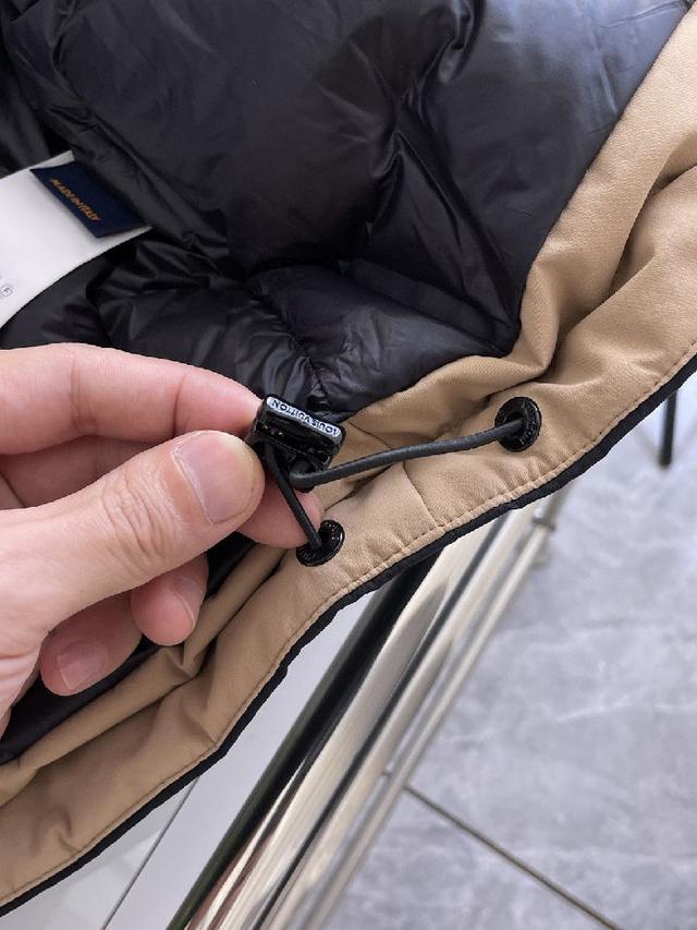 新款羽绒服。这款号称羽绒服届最贵的，全部90绒的