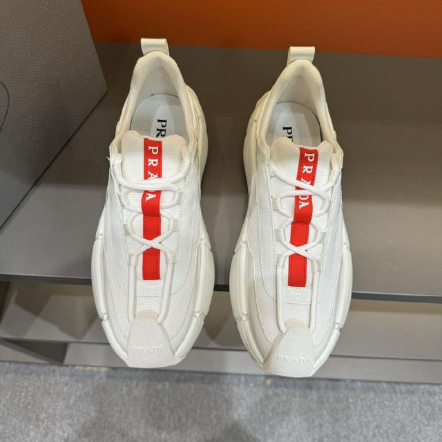 普拉达男士系带皮革休闲运动鞋，鞋面牛皮拼接透